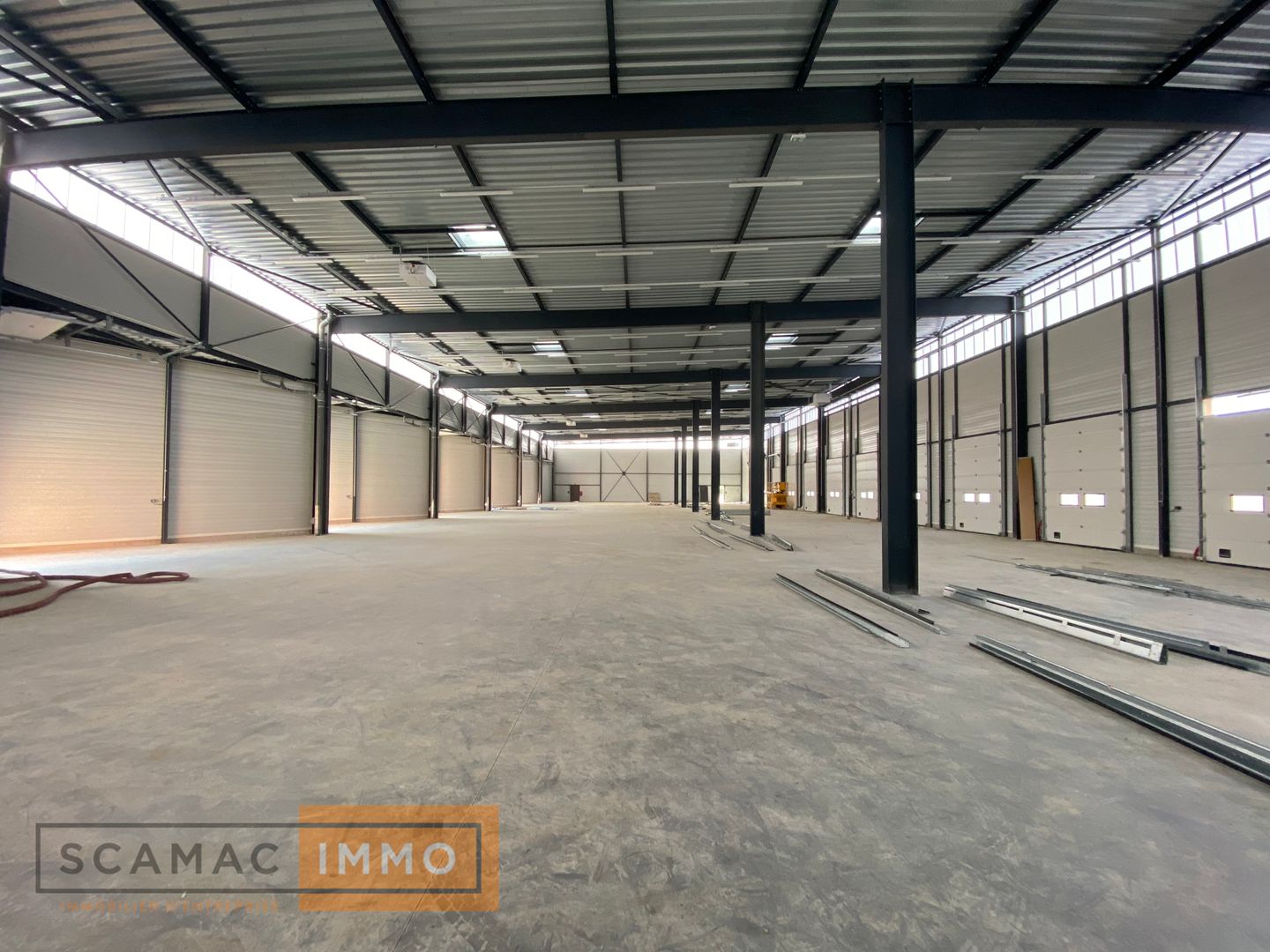 local d'activités de 1 960m², Le Coudray-Montceaux (Essonne)