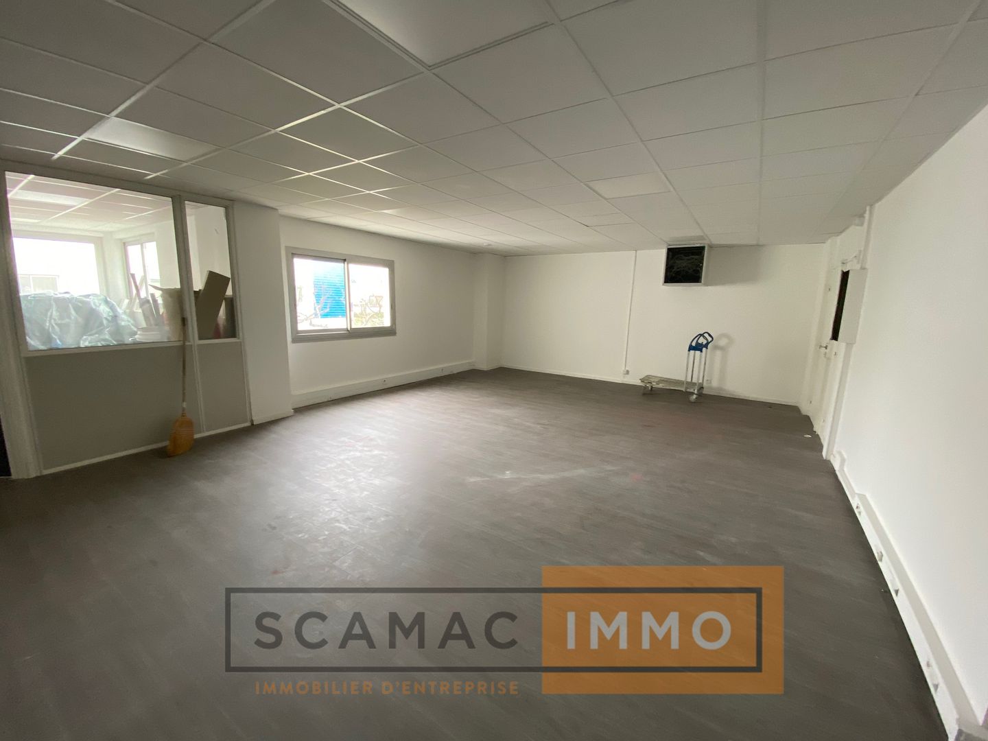 bureau de 100m², Vitrolles (Bouches-du-Rhône)
