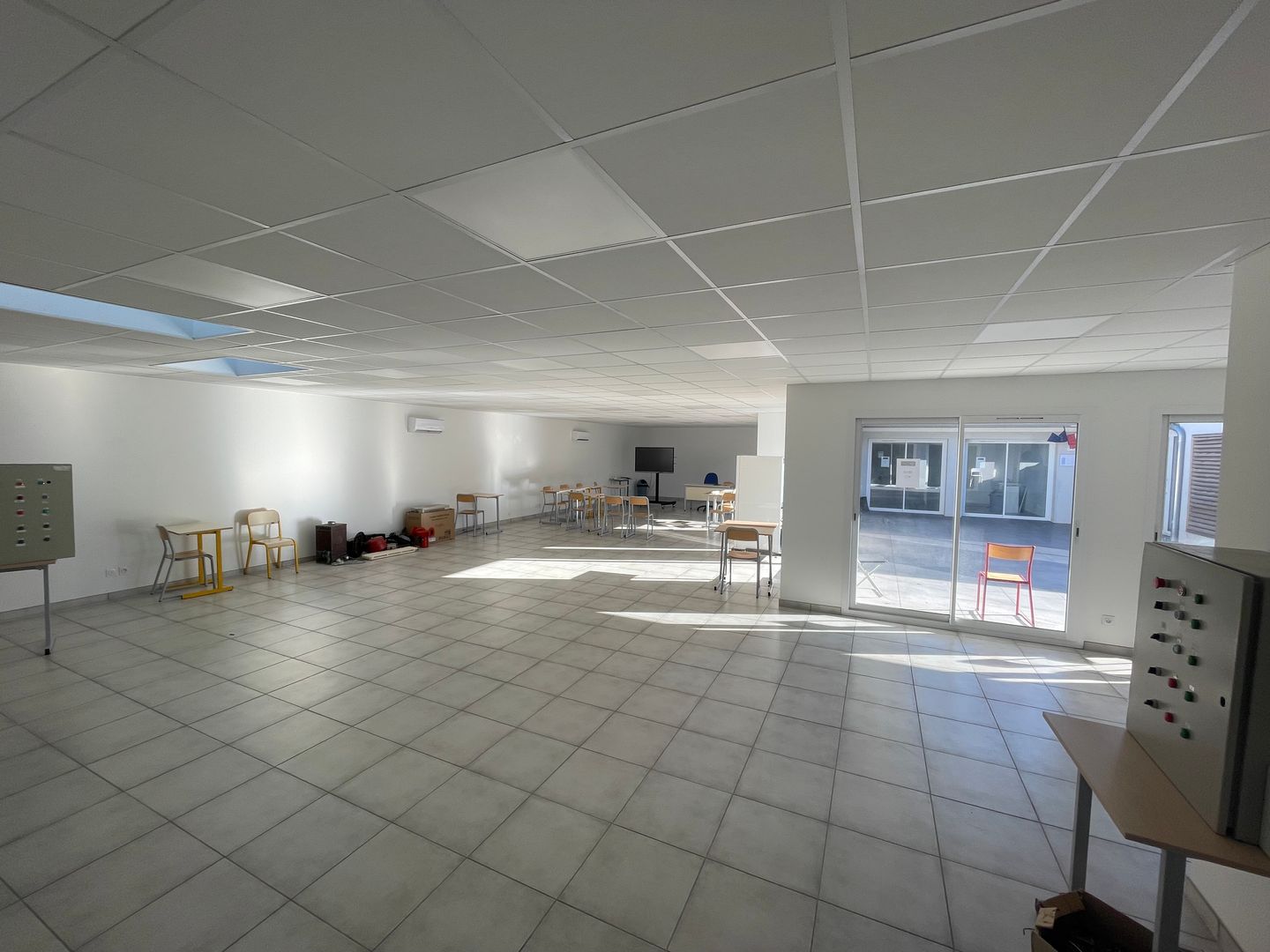 local d'activités de 234m², Solliès-Pont (Var)