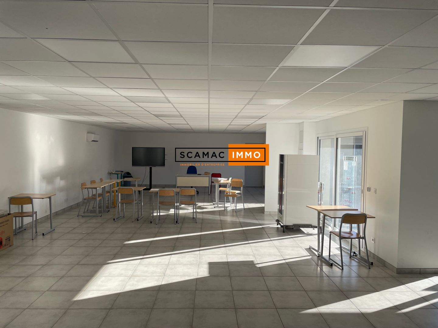 local d'activités de 126m², Solliès-Pont (Var)