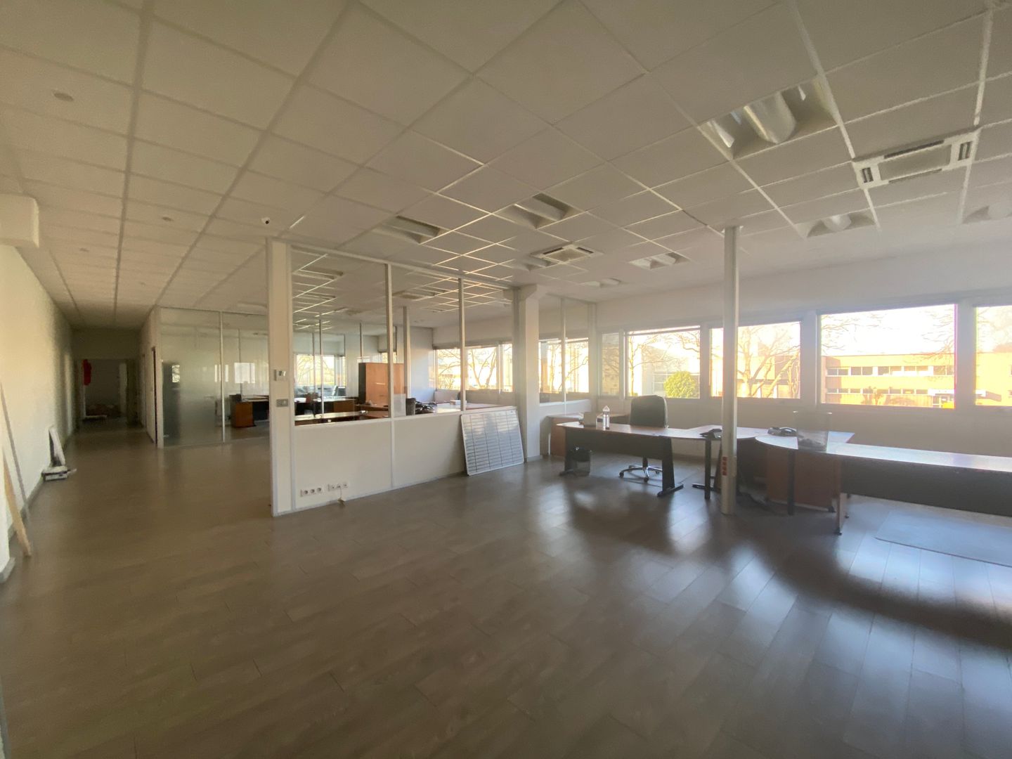 local d'activités de 1 428m², Lisses (Essonne)
