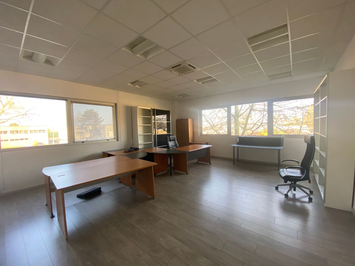 local d'activités de 1 428m², Lisses (Essonne)