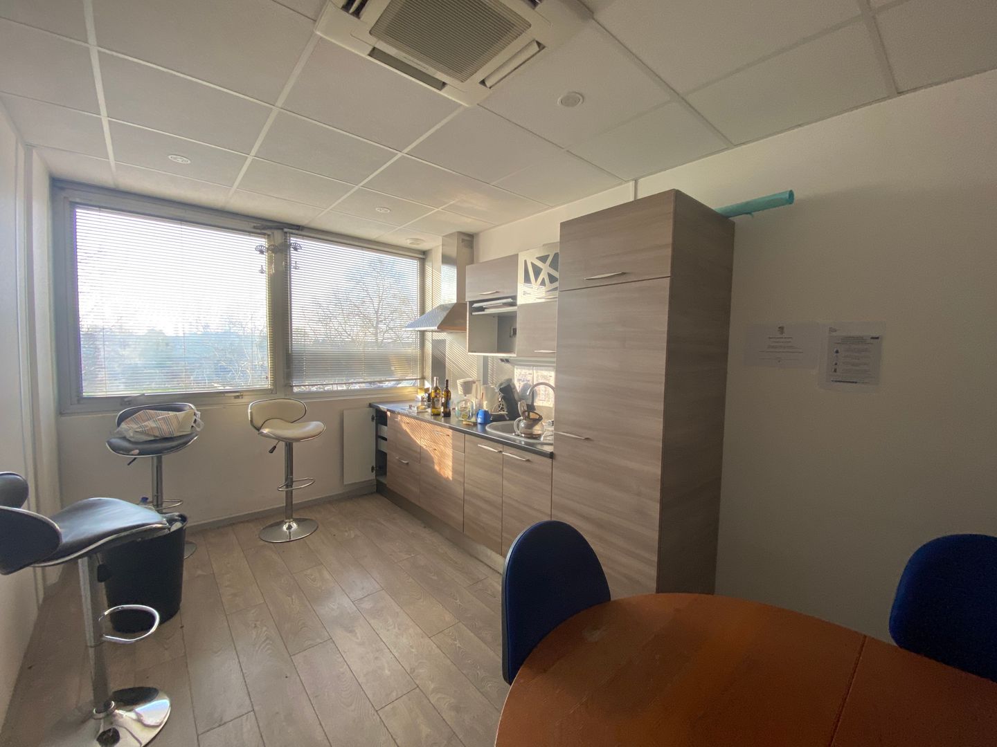 local d'activités de 1 428m², Lisses (Essonne)