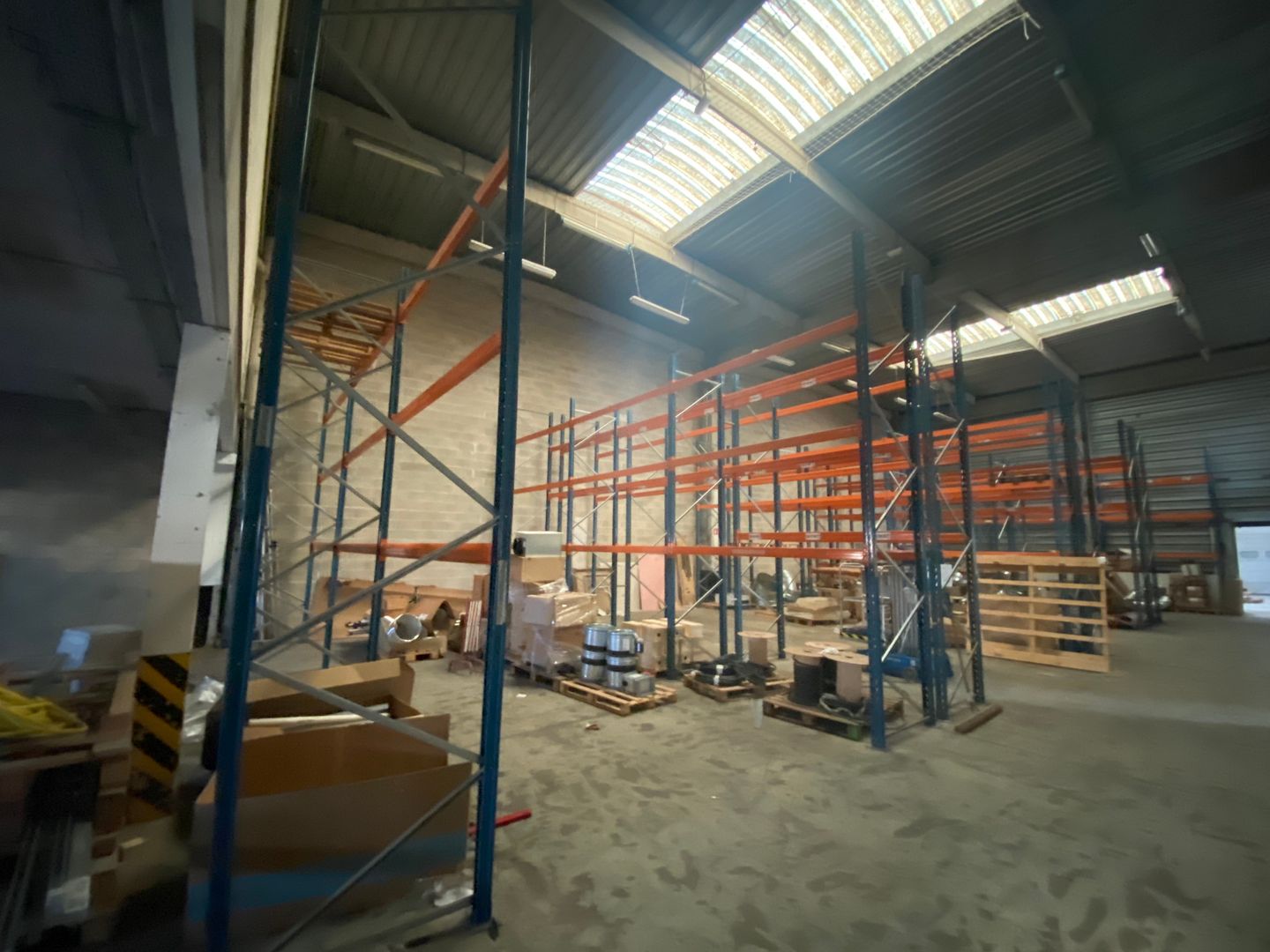 local d'activités de 1 428m², Lisses (Essonne)