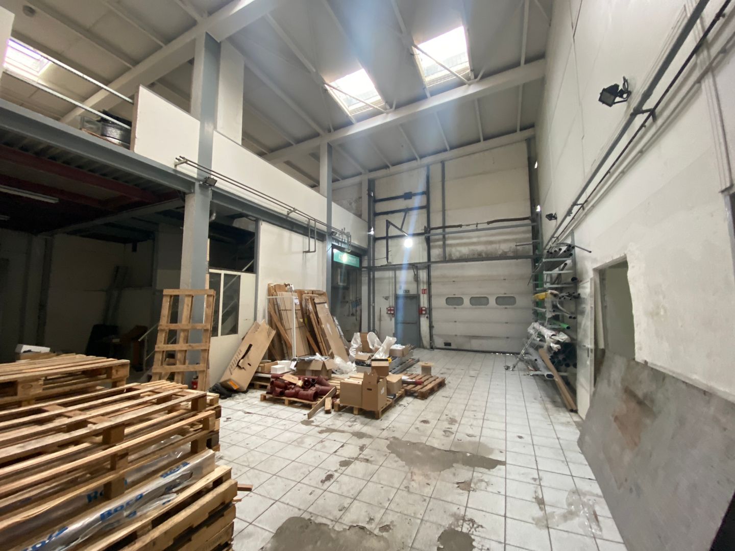 local d'activités de 1 428m², Lisses (Essonne)