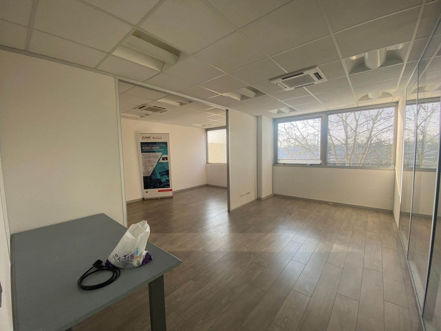 local d'activités de 1 428m², Lisses (Essonne)