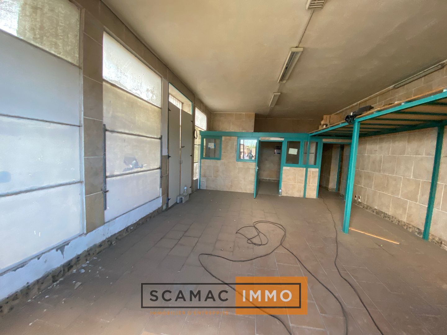 local d'activités de 302m², Vitrolles (Bouches-du-Rhône)