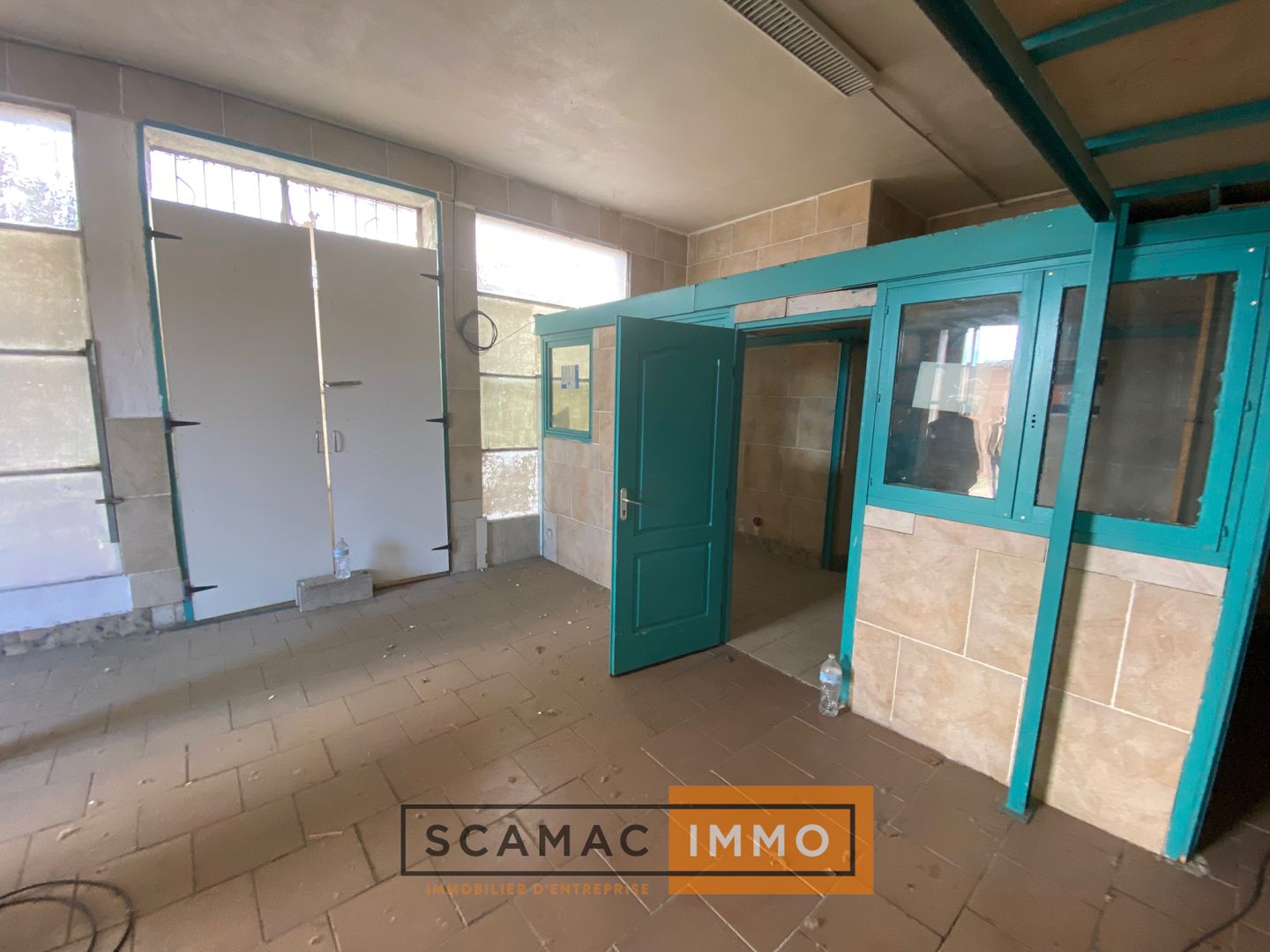 local d'activités de 302m², Vitrolles (Bouches-du-Rhône)