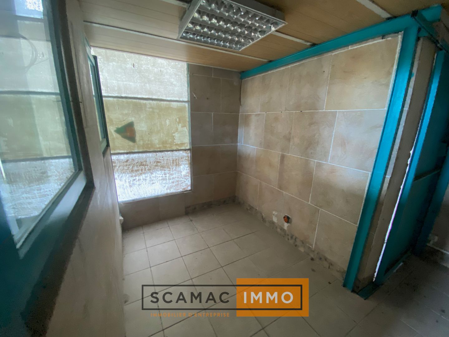 local d'activités de 302m², Vitrolles (Bouches-du-Rhône)