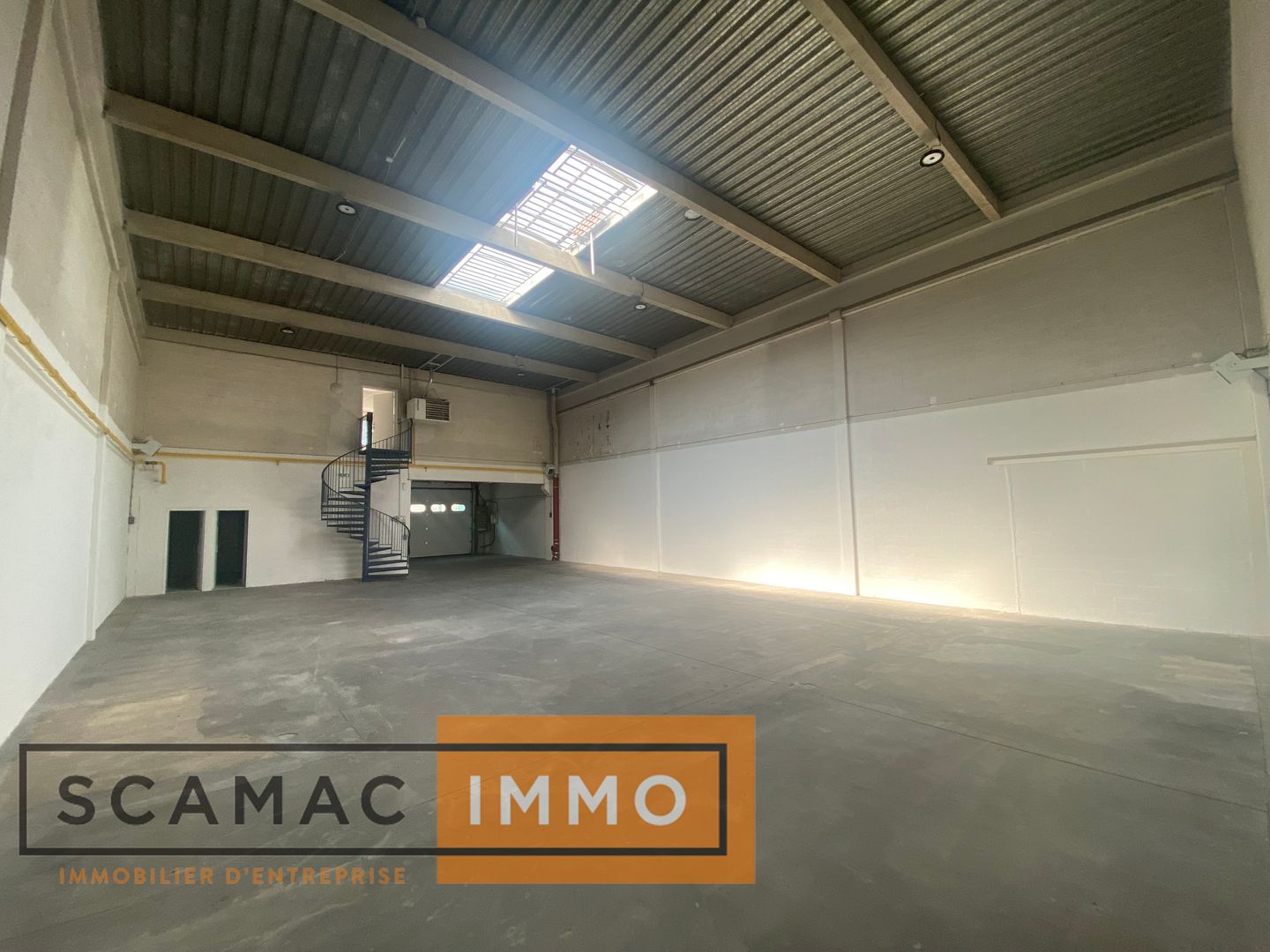 local d'activités de 352m², Les Ulis (Essonne)