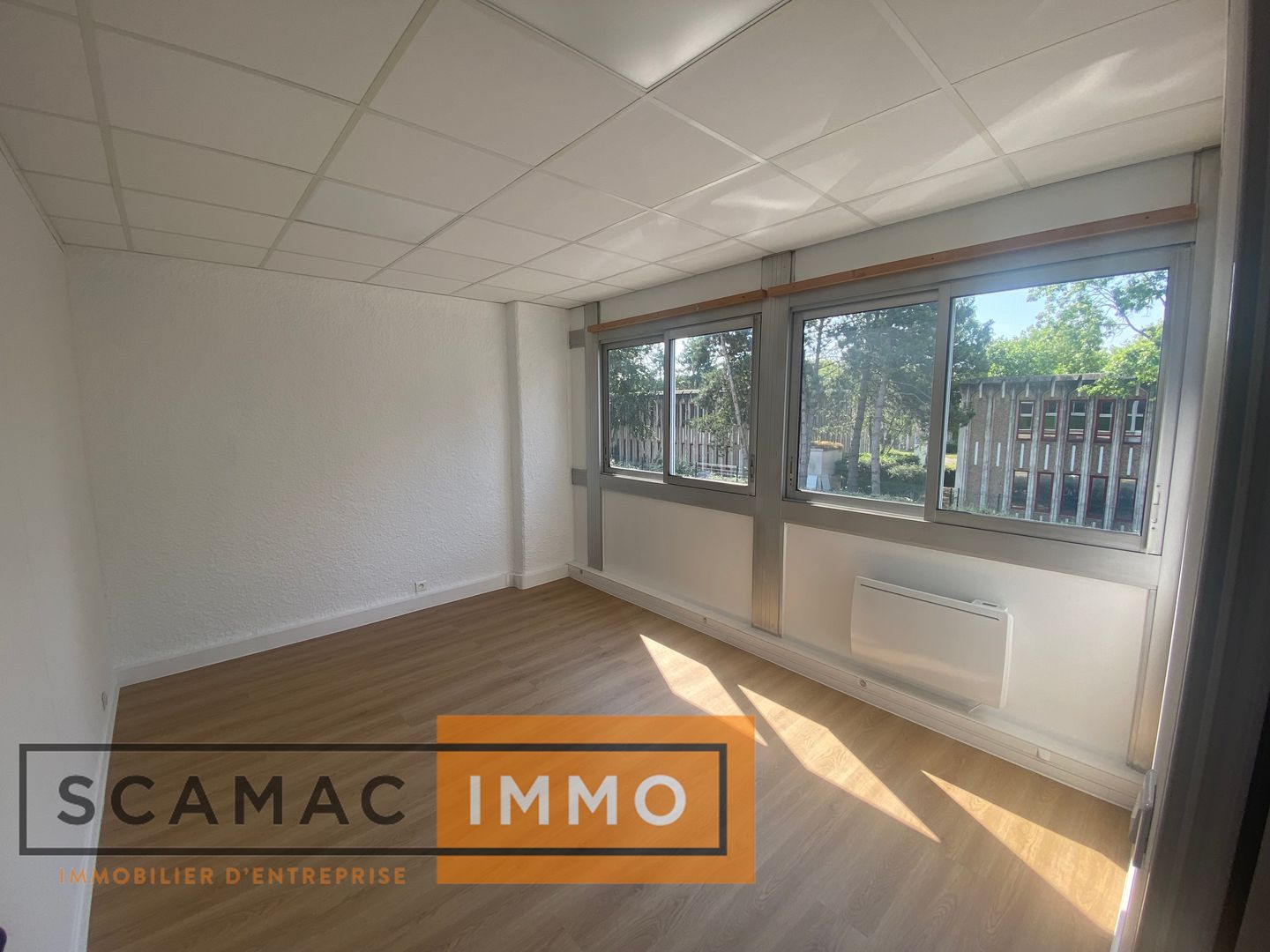 local d'activités de 352m², Les Ulis (Essonne)