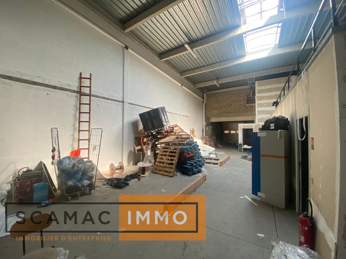local d'activités de 352m², Les Ulis (Essonne)