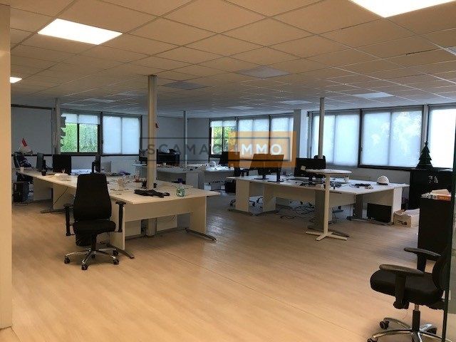 bureau de 371m², Gometz-la-Ville (Essonne)