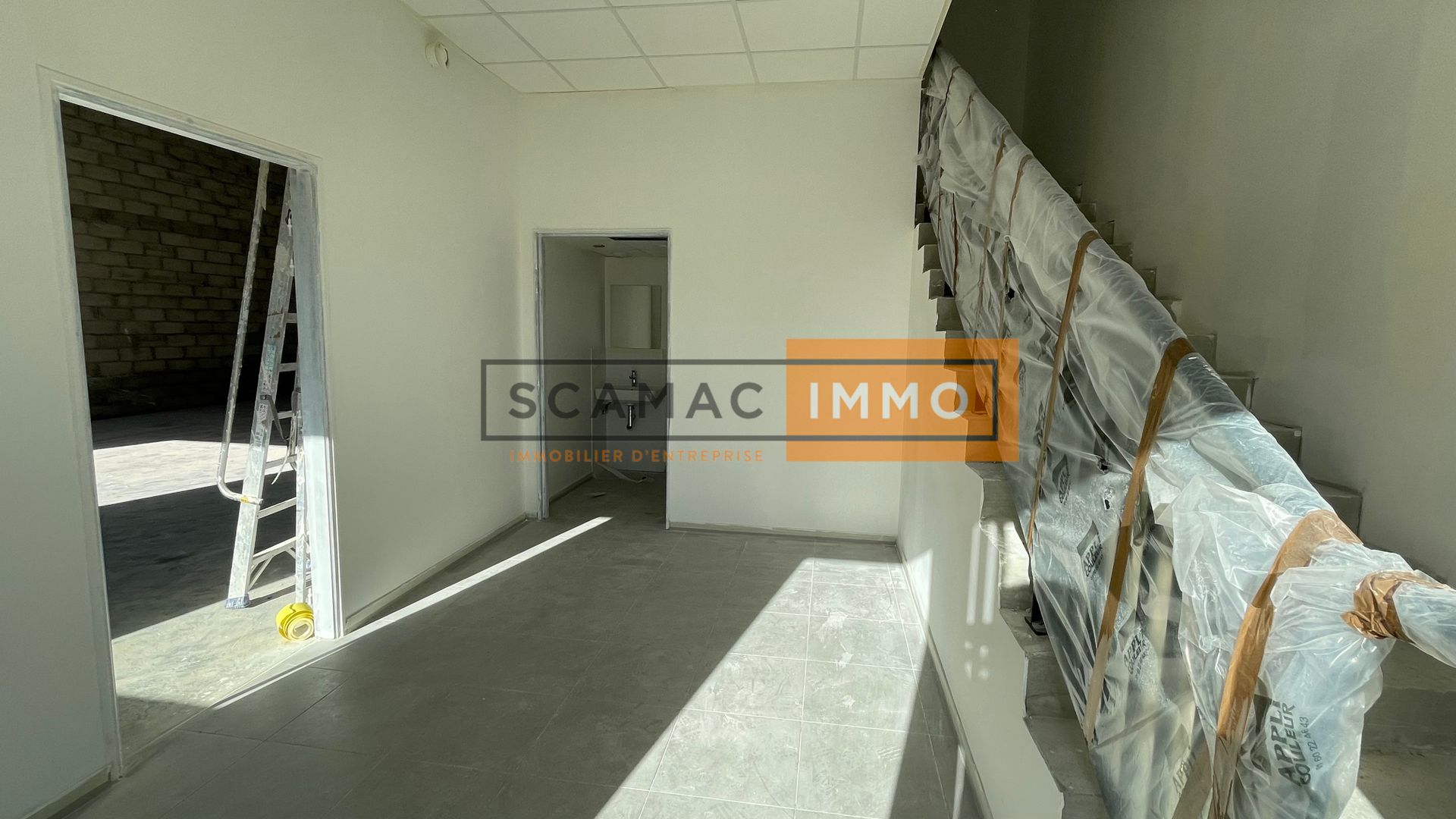 local d'activités de 360m², Aubergenville (Yvelines)