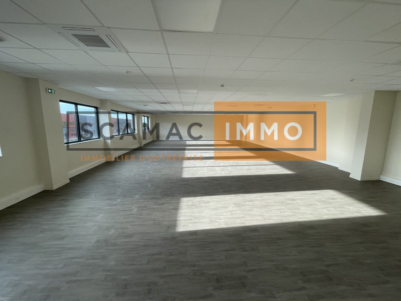 local d'activités de 1 511m², Saint-Ouen-l'Aumône (Val-d'Oise)