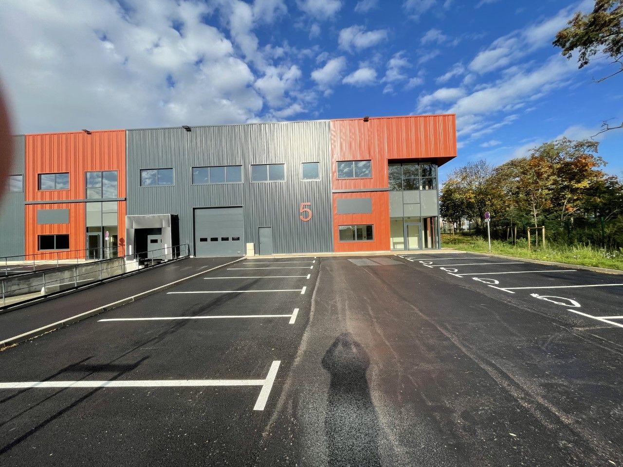 local d'activités de 1 511m², Saint-Ouen-l'Aumône (Val-d'Oise)