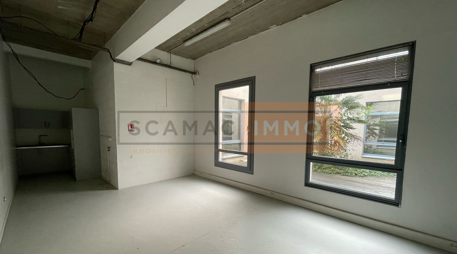 local d'activités de 394m², Roissy-en-France (Val-d'Oise)