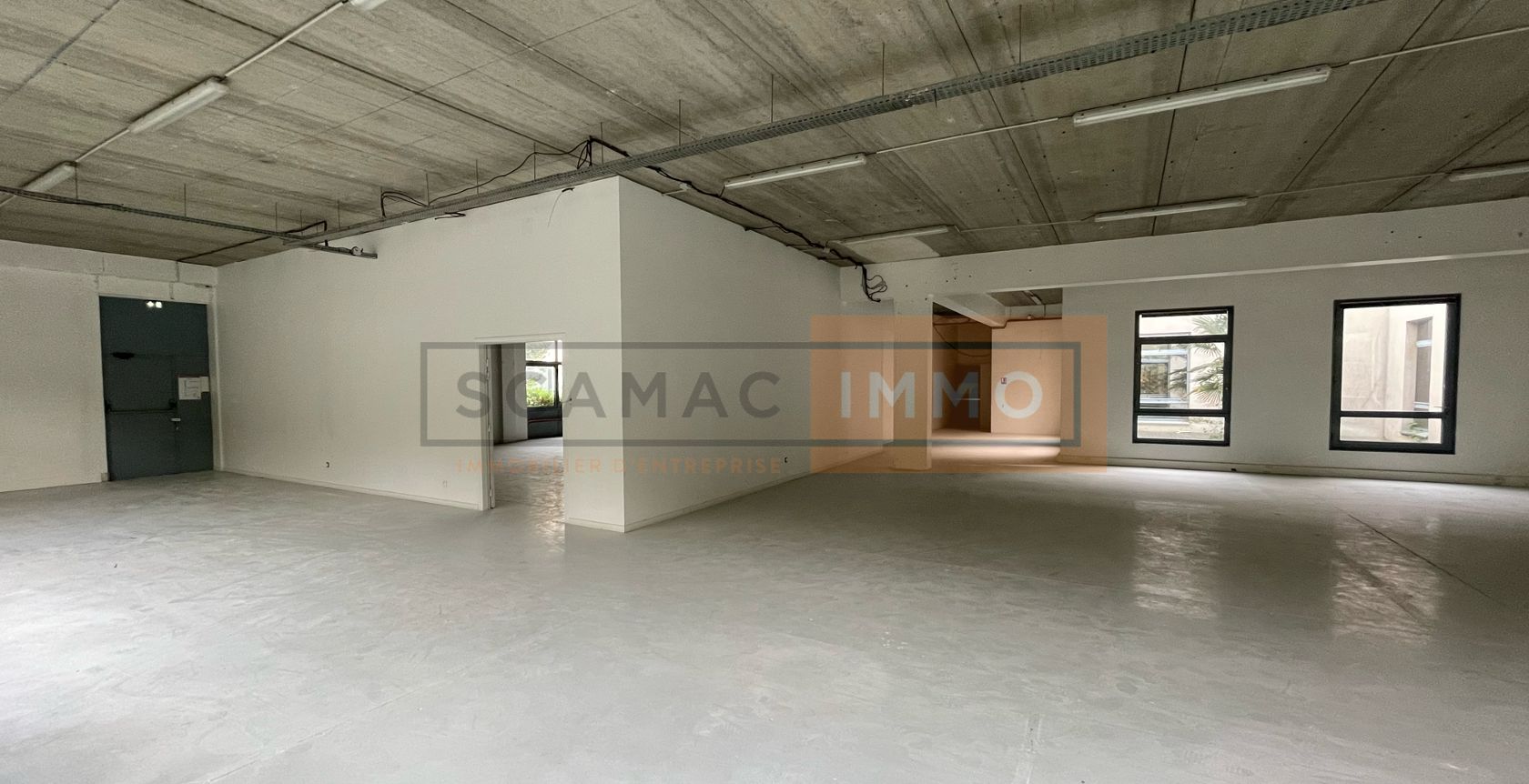 local d'activités de 394m², Roissy-en-France (Val-d'Oise)