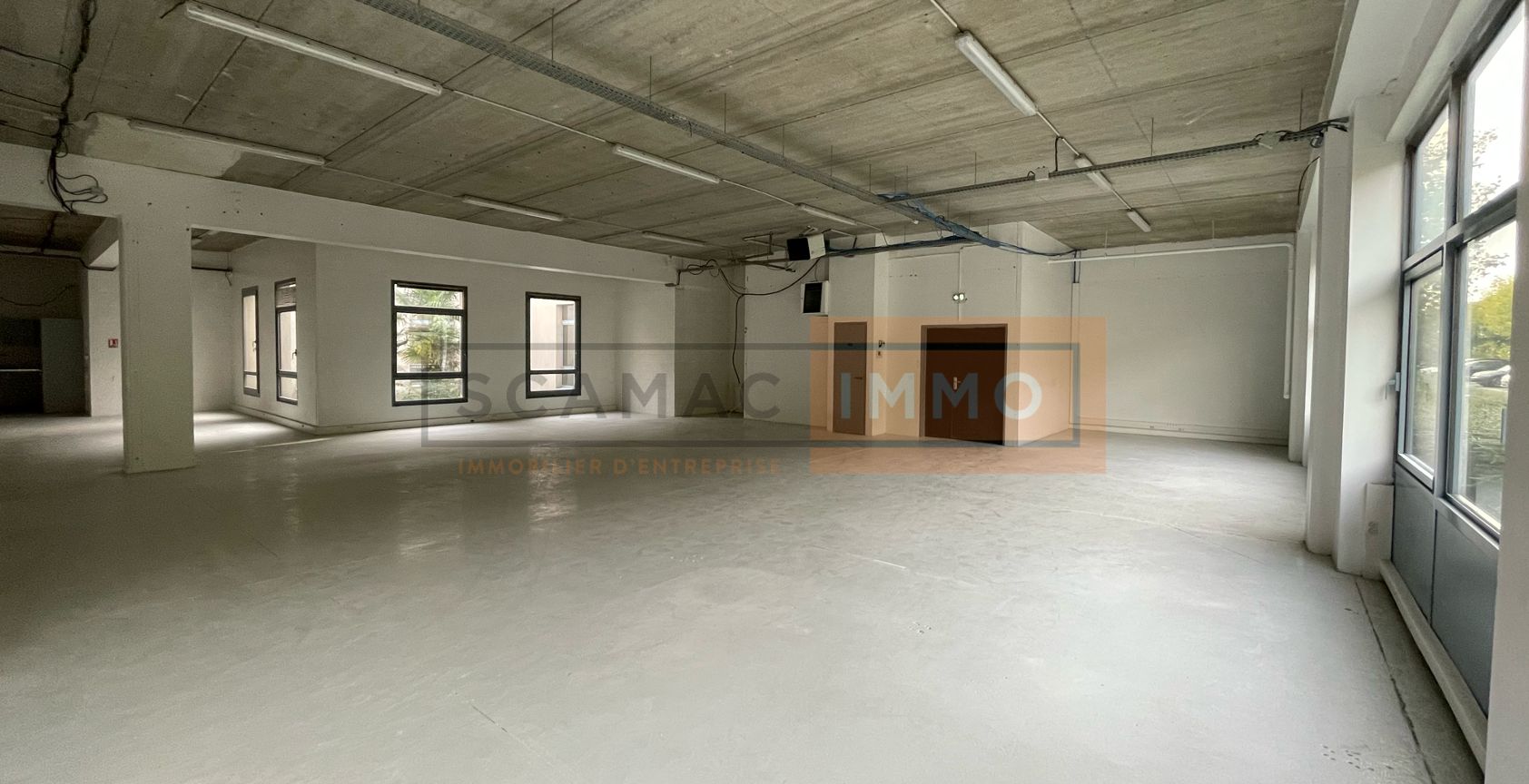 local d'activités de 394m², Roissy-en-France (Val-d'Oise)