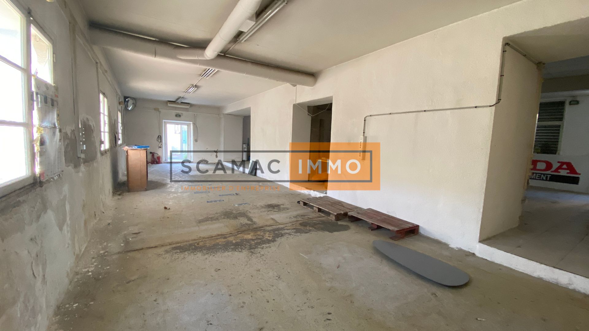 local commercial de 500m², Fréjus (Var)
