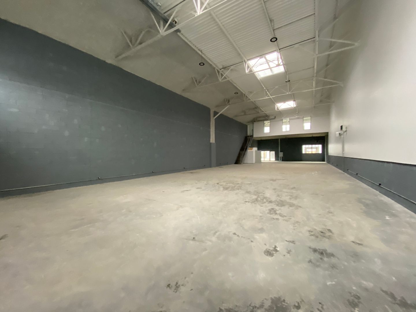 local d'activités de 1&nbsp;243m², Vaux-le-Pénil (Seine-et-Marne)