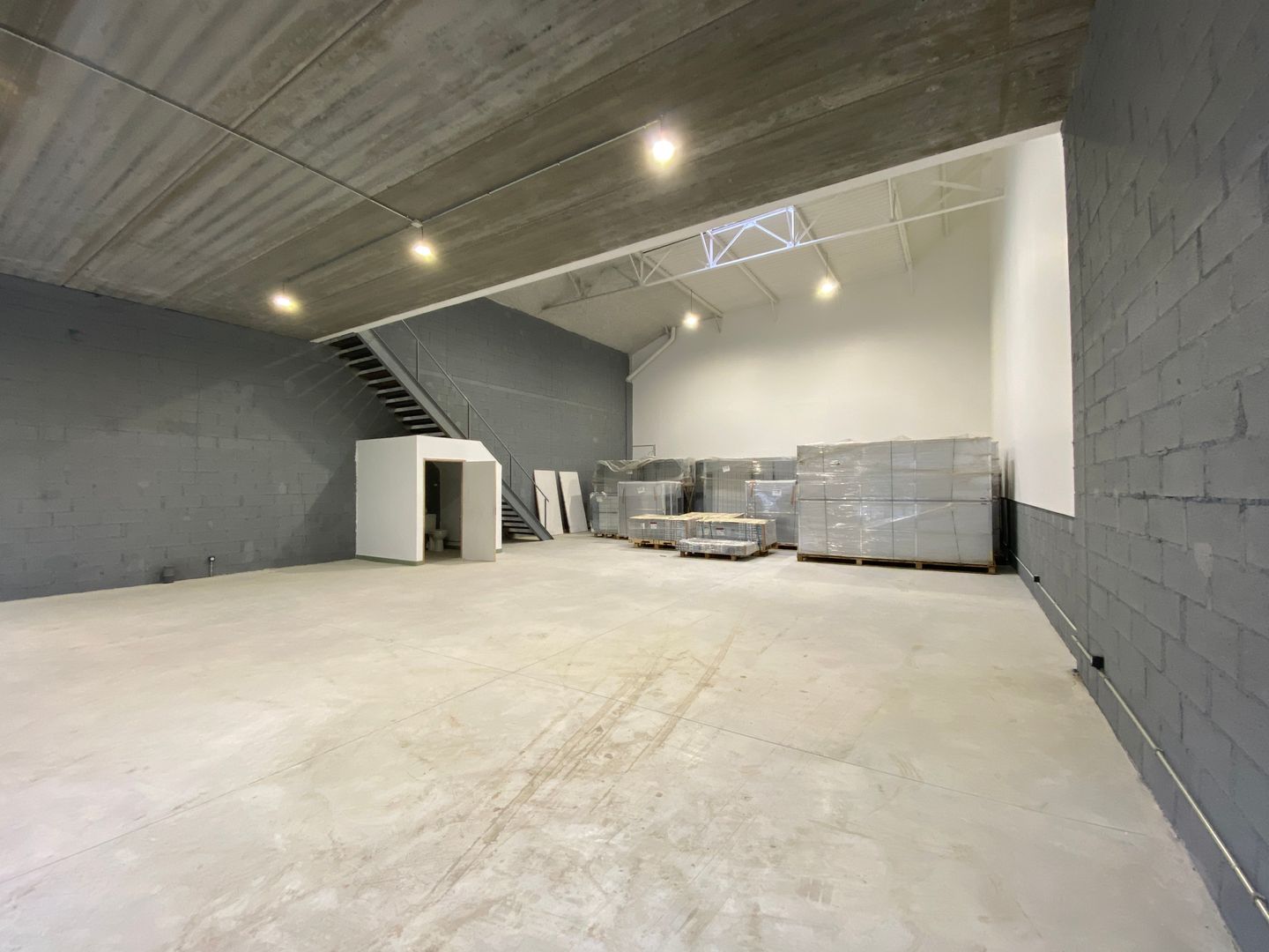 local d'activités de 1&nbsp;243m², Vaux-le-Pénil (Seine-et-Marne)