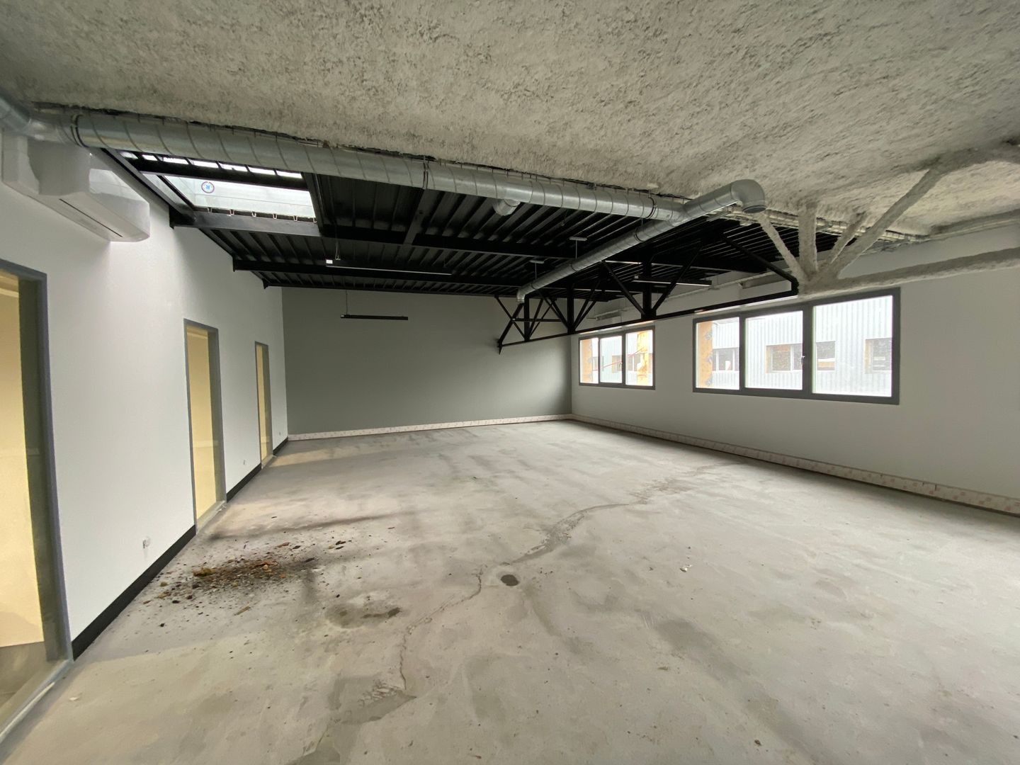 local d'activités de 1&nbsp;243m², Vaux-le-Pénil (Seine-et-Marne)