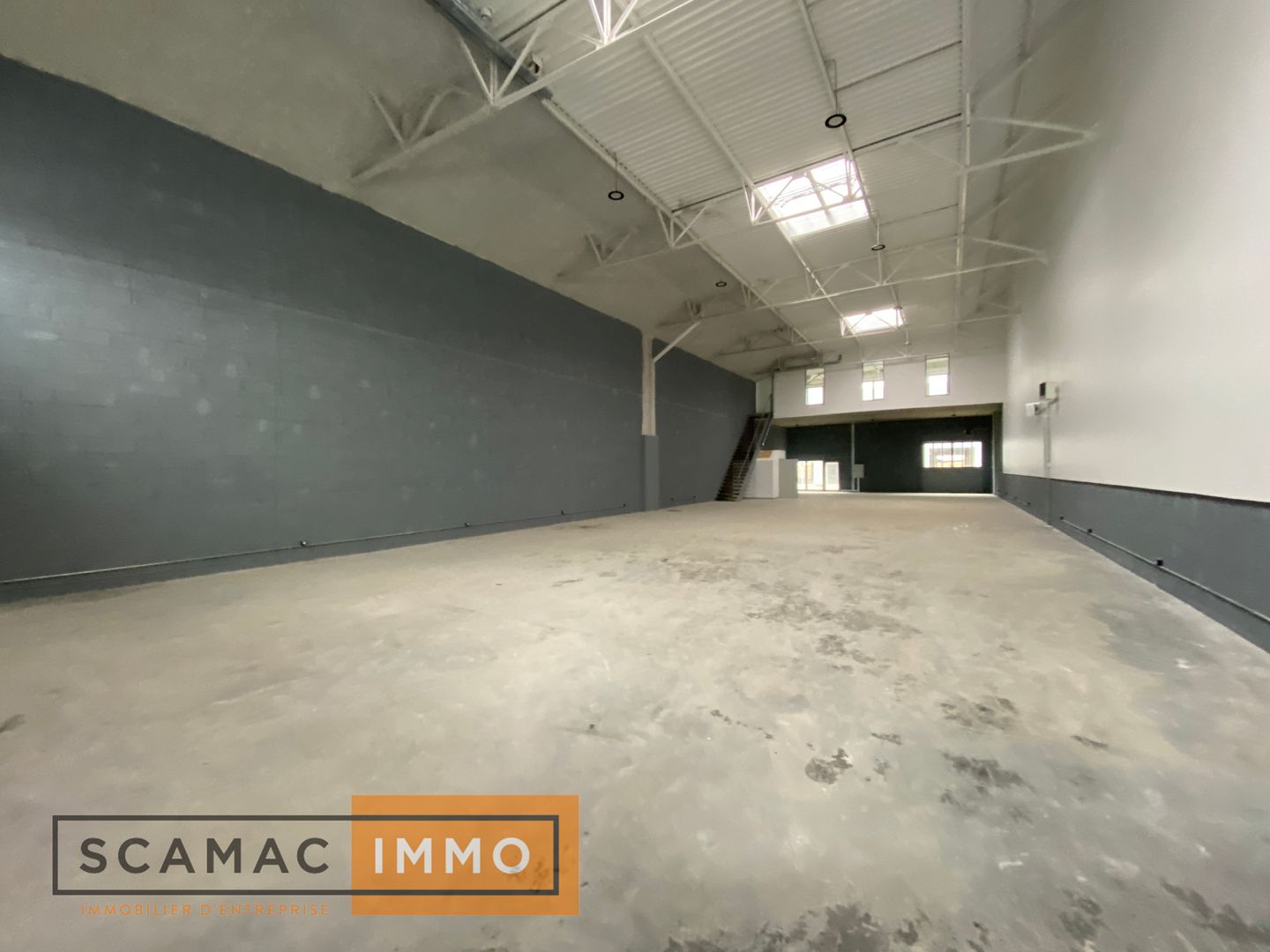 local d'activités de 655m², Vaux-le-Pénil (Seine-et-Marne)
