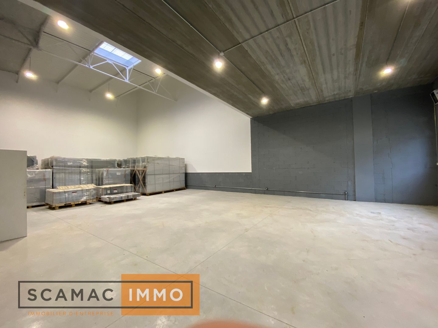 local d'activités de 655m², Vaux-le-Pénil (Seine-et-Marne)