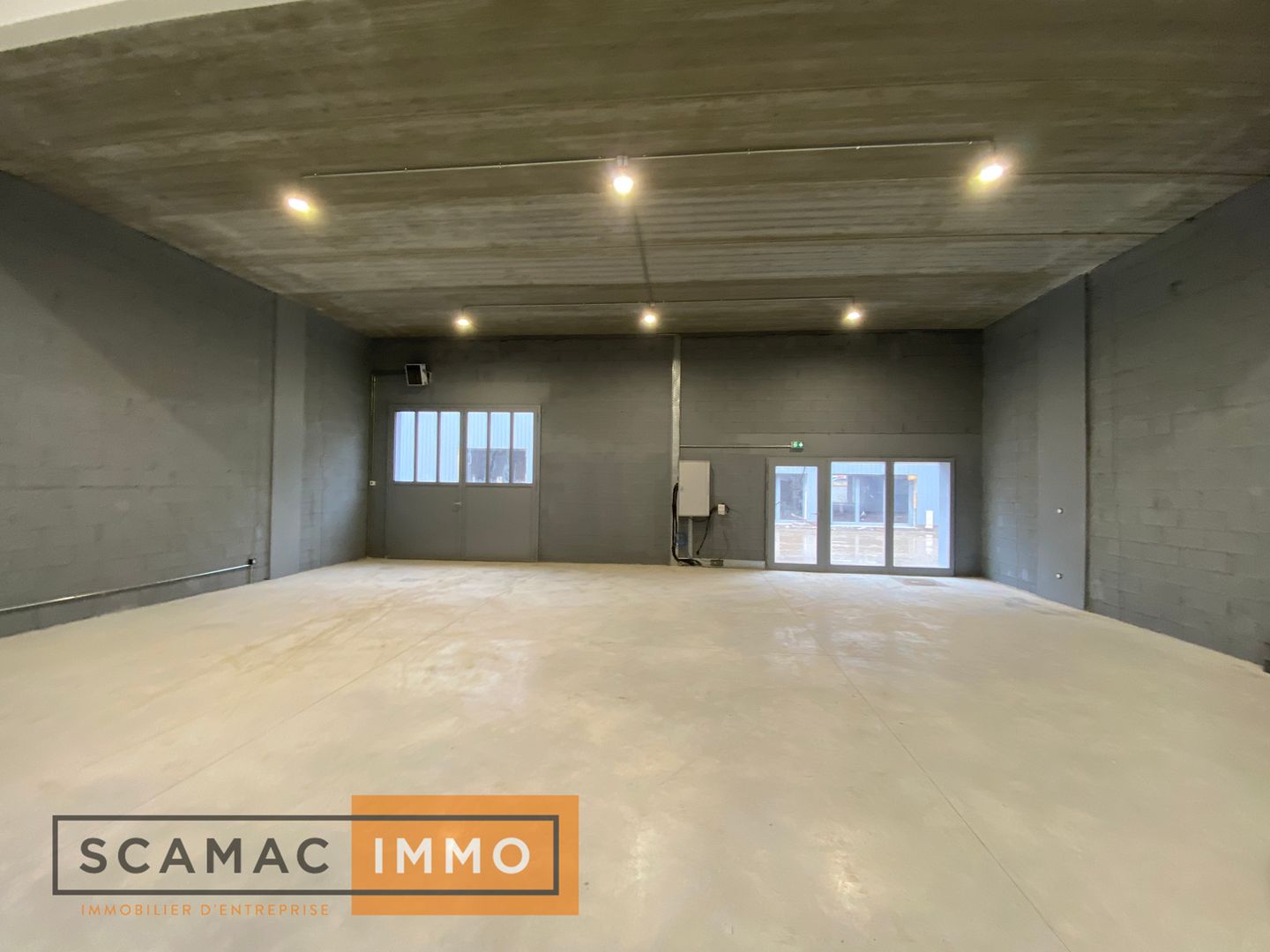 local d'activités de 655m², Vaux-le-Pénil (Seine-et-Marne)