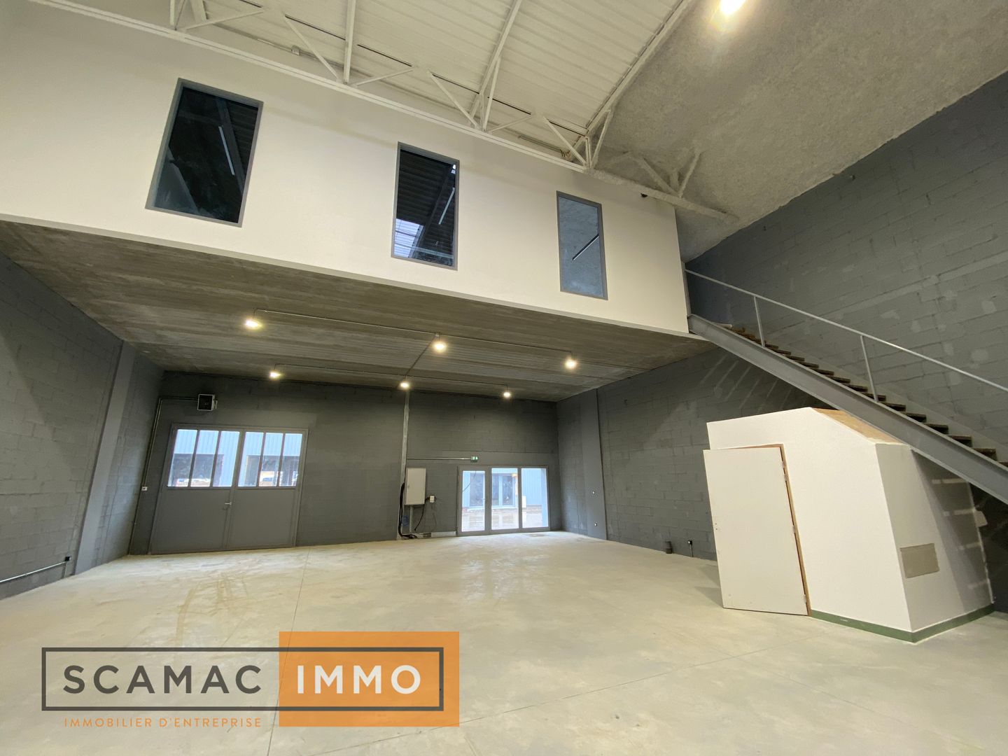 local d'activités de 655m², Vaux-le-Pénil (Seine-et-Marne)