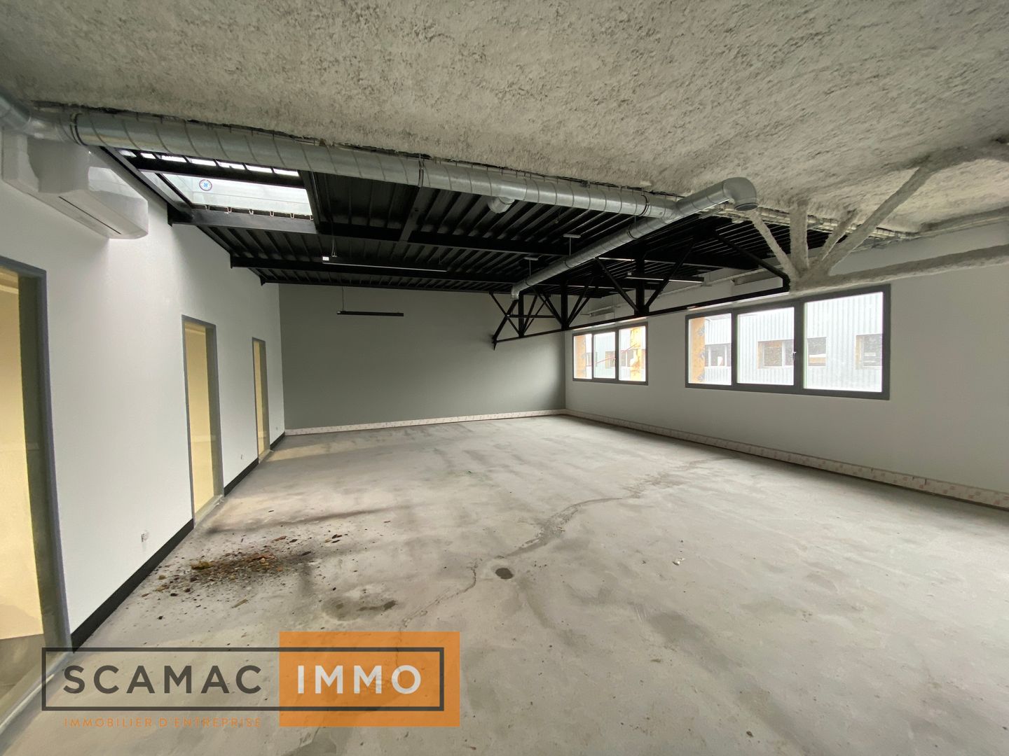 local d'activités de 655m², Vaux-le-Pénil (Seine-et-Marne)