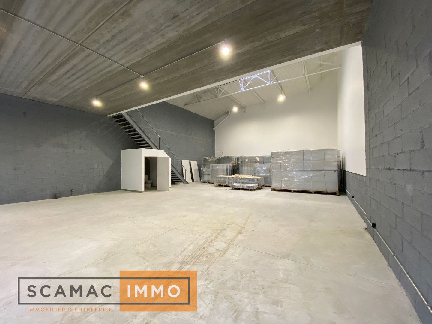 local d'activités de 1 158m², Vaux-le-Pénil (Seine-et-Marne)