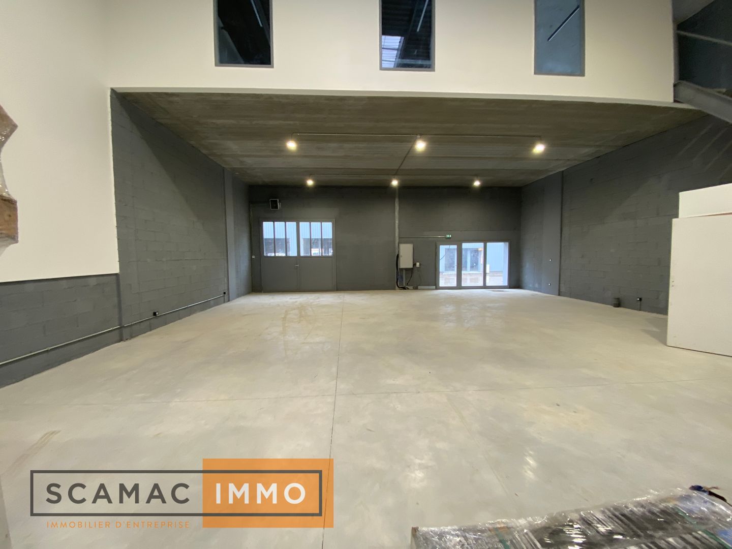 local d'activités de 1 158m², Vaux-le-Pénil (Seine-et-Marne)