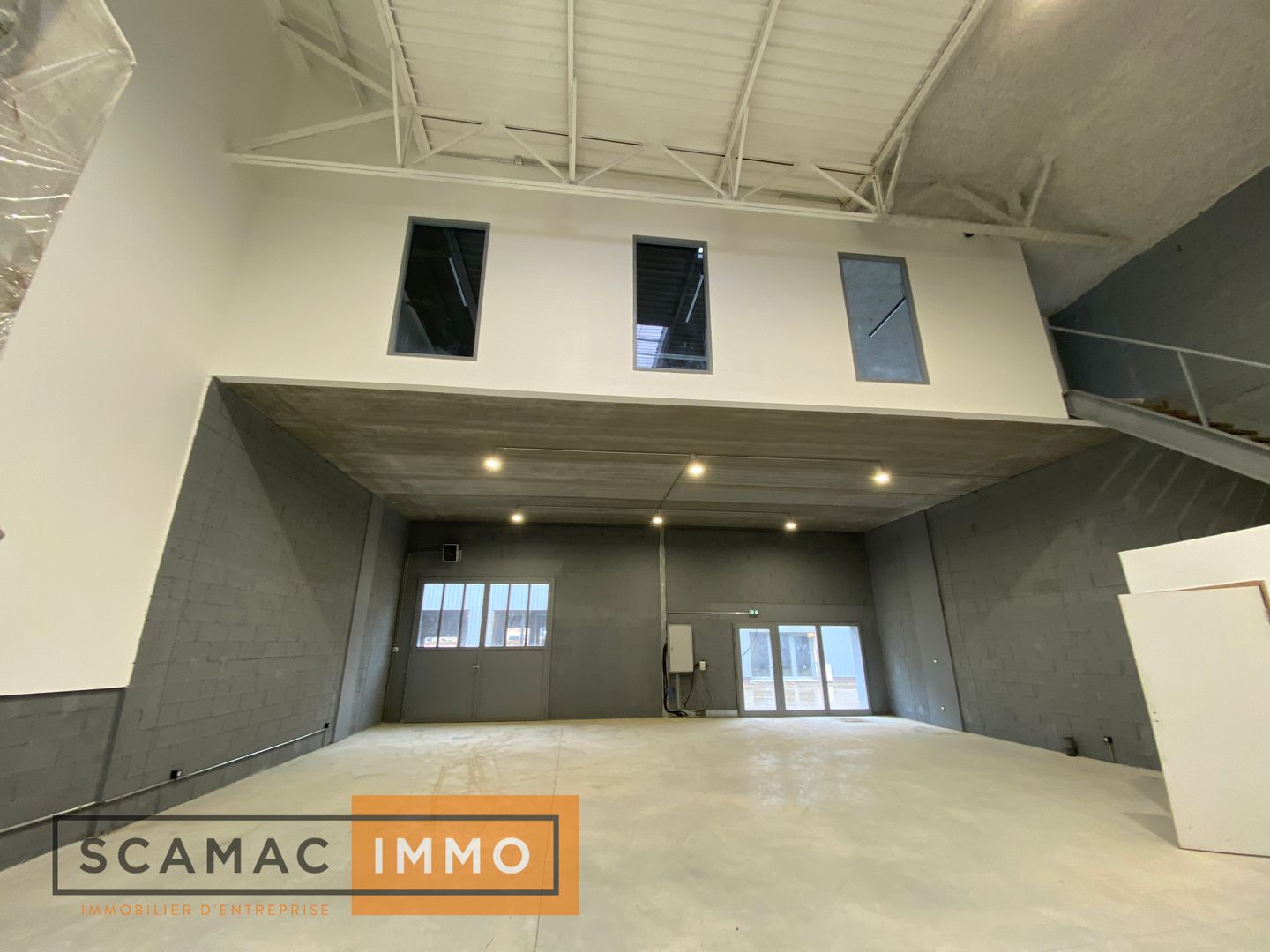 local d'activités de 1 158m², Vaux-le-Pénil (Seine-et-Marne)