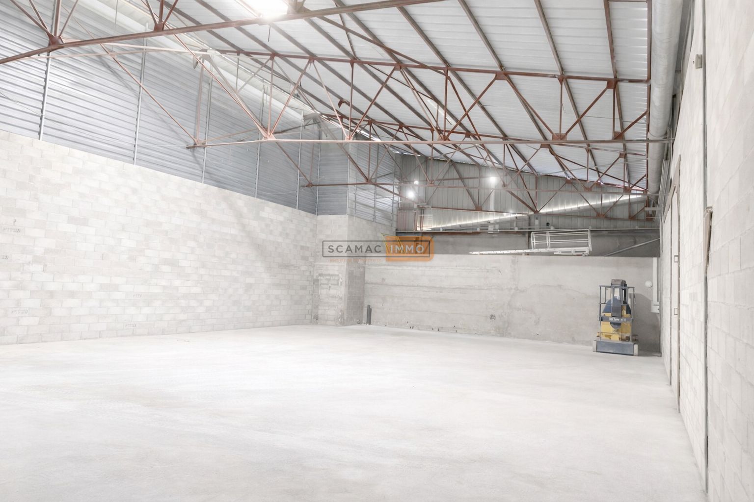 entrepôt de 311m², Sainte-Maxime (Var)