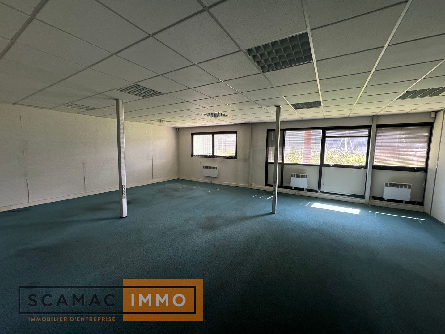 entrepôt de 2&nbsp;816m², Lisses (Essonne)