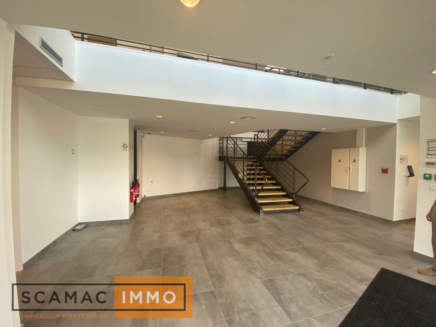 locaux mixtes de 2 262m², Vulaines-sur-Seine (Seine-et-Marne)