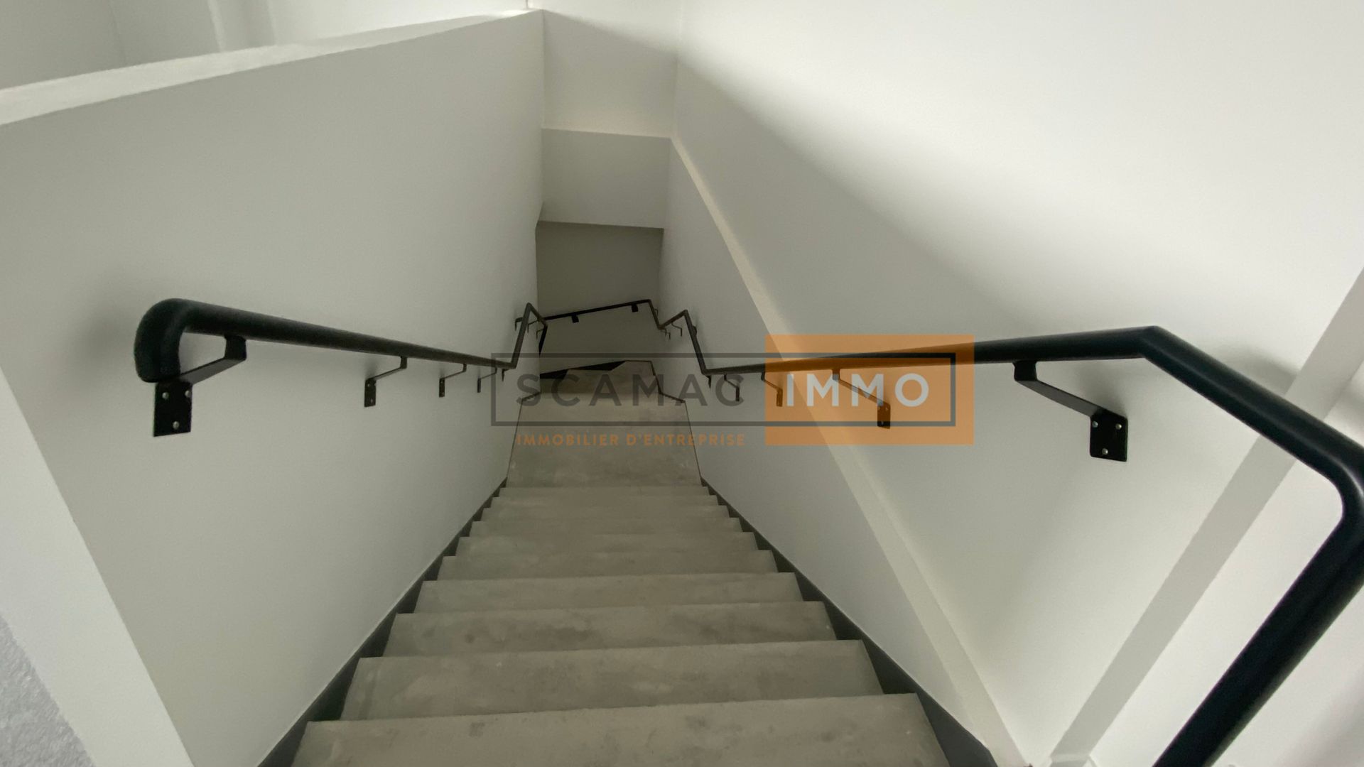 local d'activités de 1 143m², Flins-sur-Seine (Yvelines)