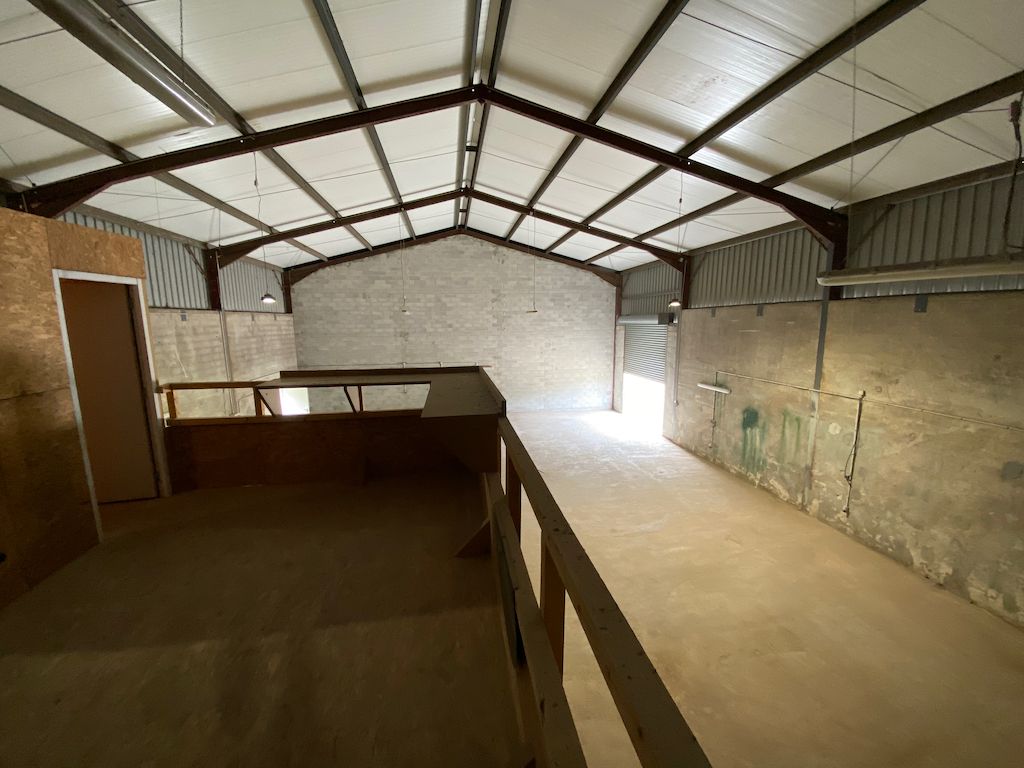 entrepôt de 366m², Gonfaron (Var)