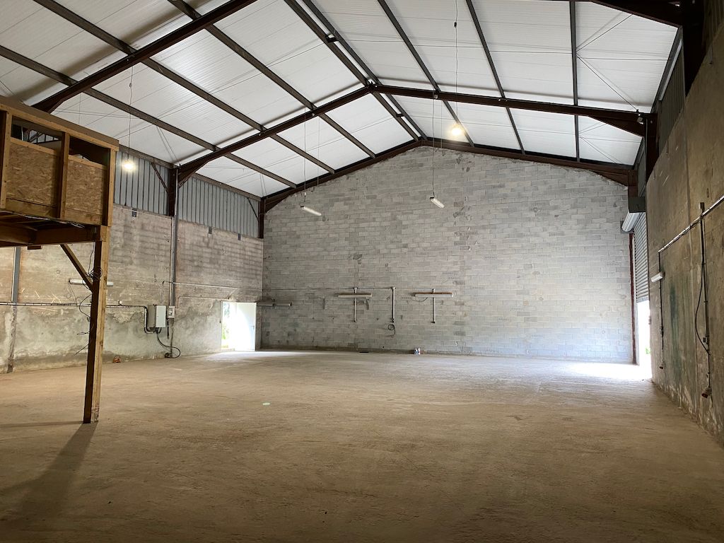 entrepôt de 366m², Gonfaron (Var)