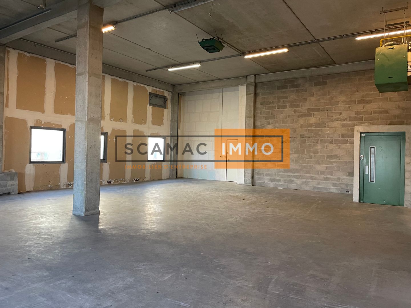 local d'activités de 959m², Villeneuve-la-Garenne (Hauts-de-Seine)