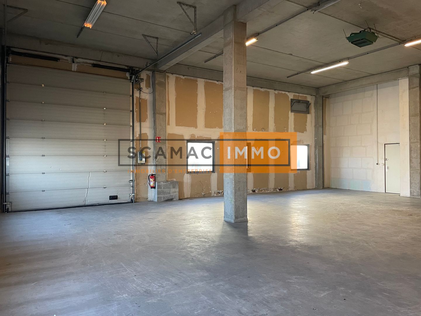 local d'activités de 959m², Villeneuve-la-Garenne (Hauts-de-Seine)