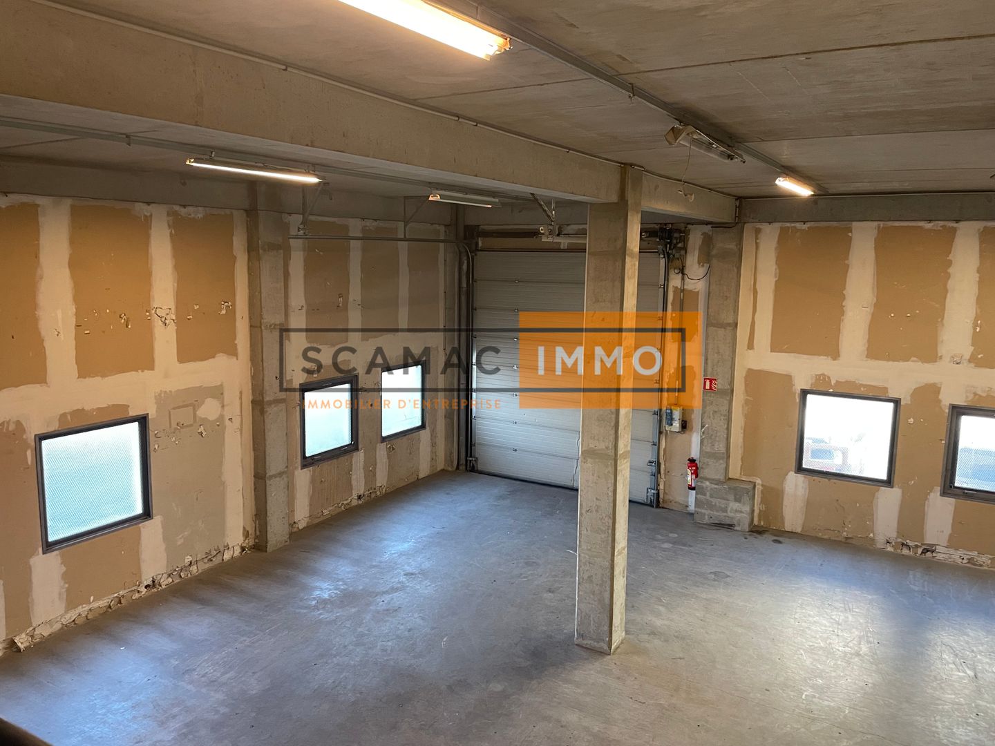 local d'activités de 959m², Villeneuve-la-Garenne (Hauts-de-Seine)