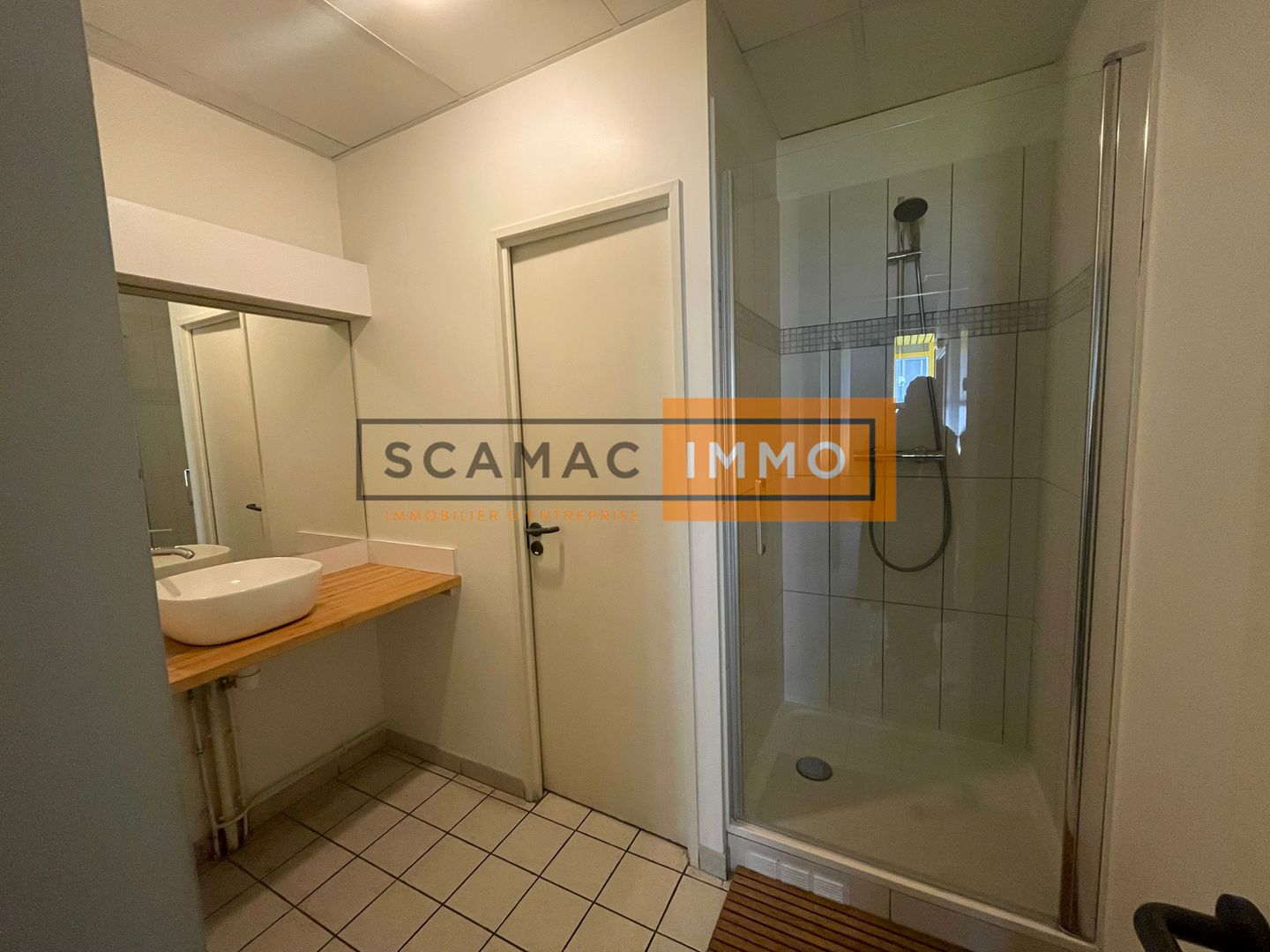 local d'activités de 824m², Villeneuve-la-Garenne (Hauts-de-Seine)