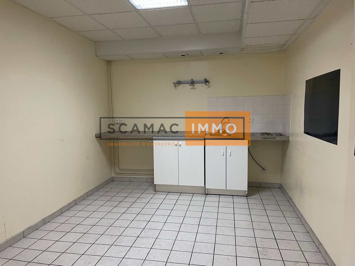 local d'activités de 824m², Villeneuve-la-Garenne (Hauts-de-Seine)