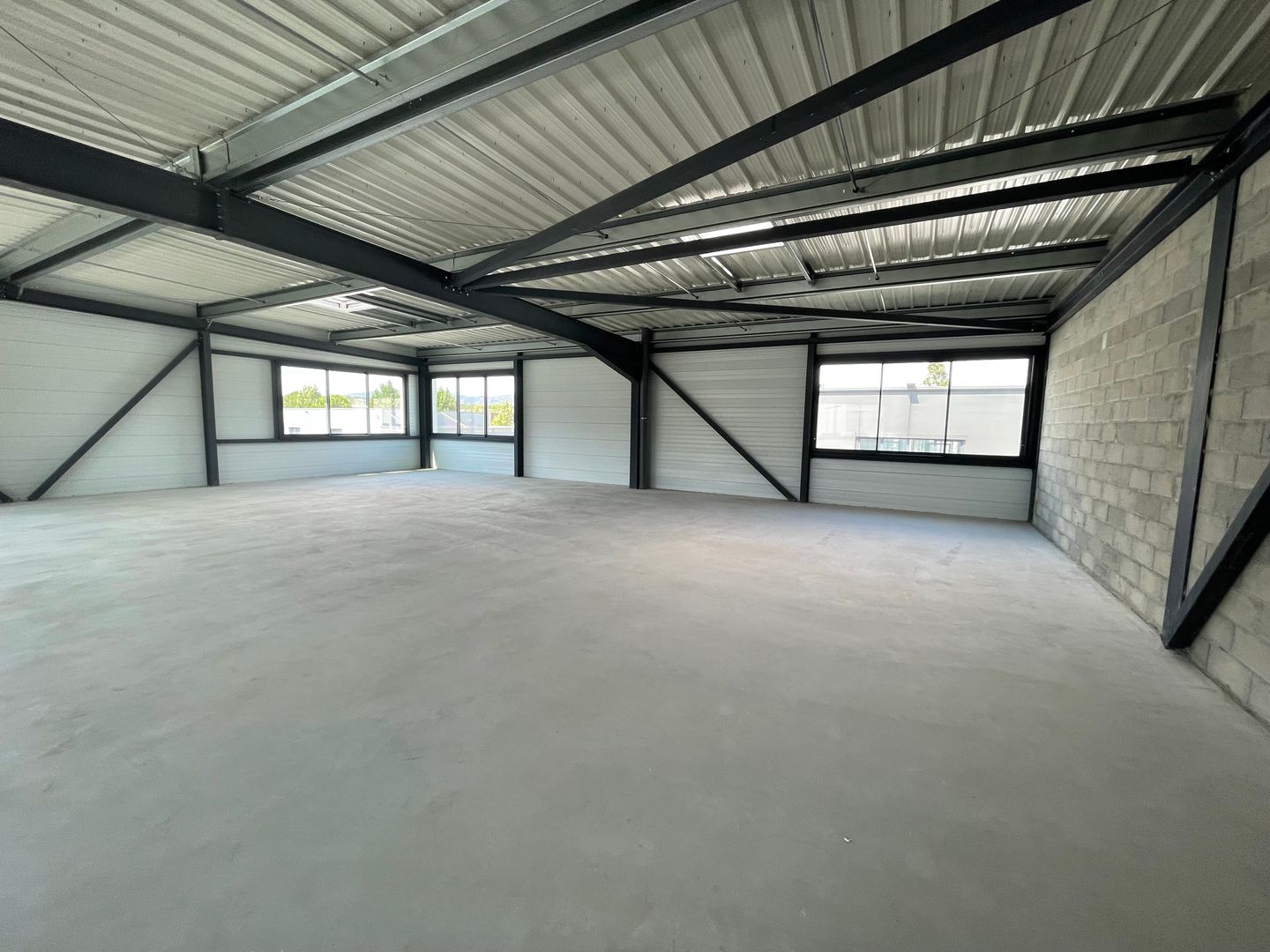 local d'activités de 103m², Fréjus (Var)