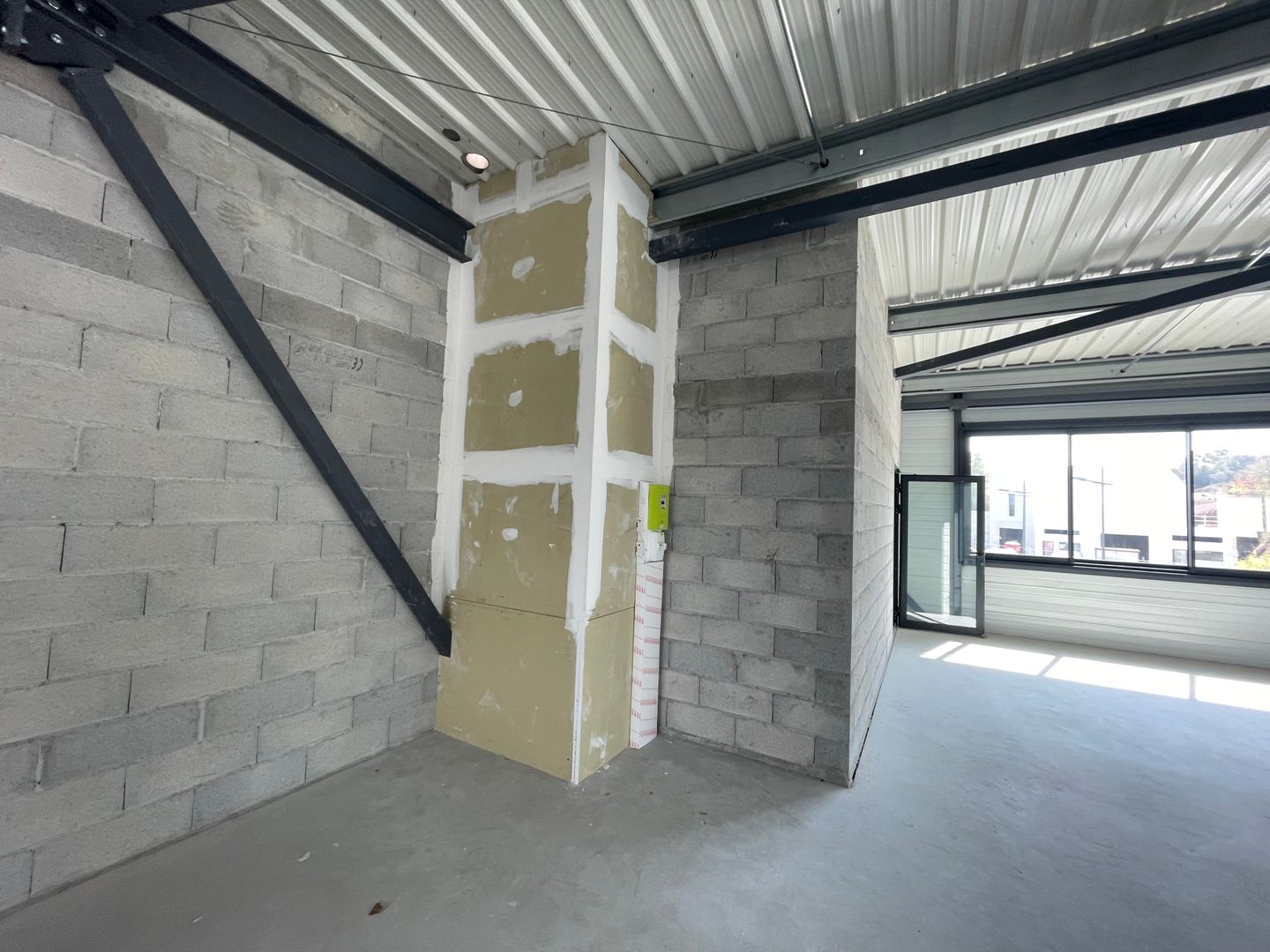 local d'activités de 103m², Fréjus (Var)