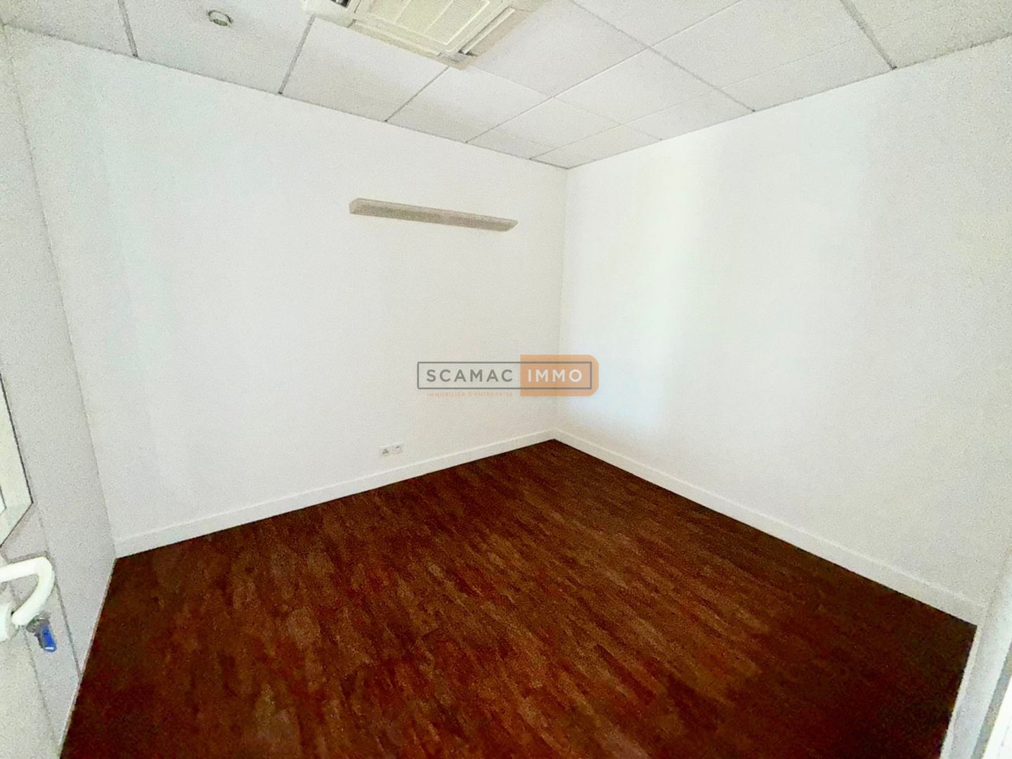 local d'activités de 180m², Fréjus (Var)