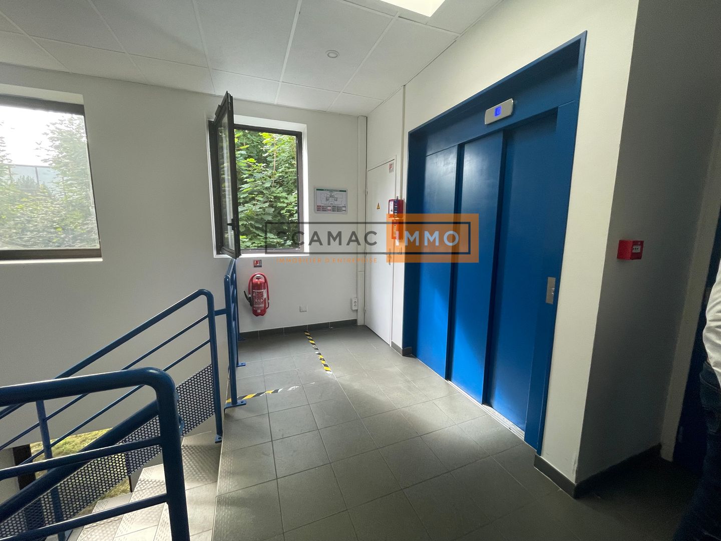 local d'activités de 1 336m², Nanterre (Hauts-de-Seine)